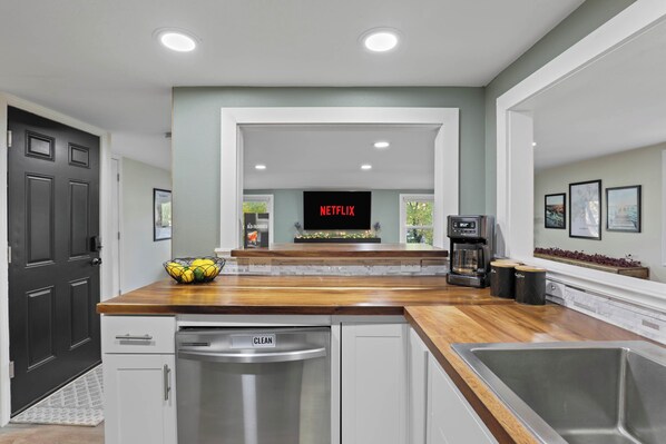 Fridge, microwave, oven, stovetop - 30+ Nights | Pets Welcome | Travel Professionals (Madison)