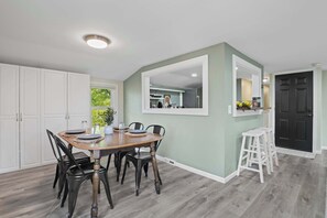 Dining - 30+ Nights | Pets Welcome | Travel Professionals (Madison)