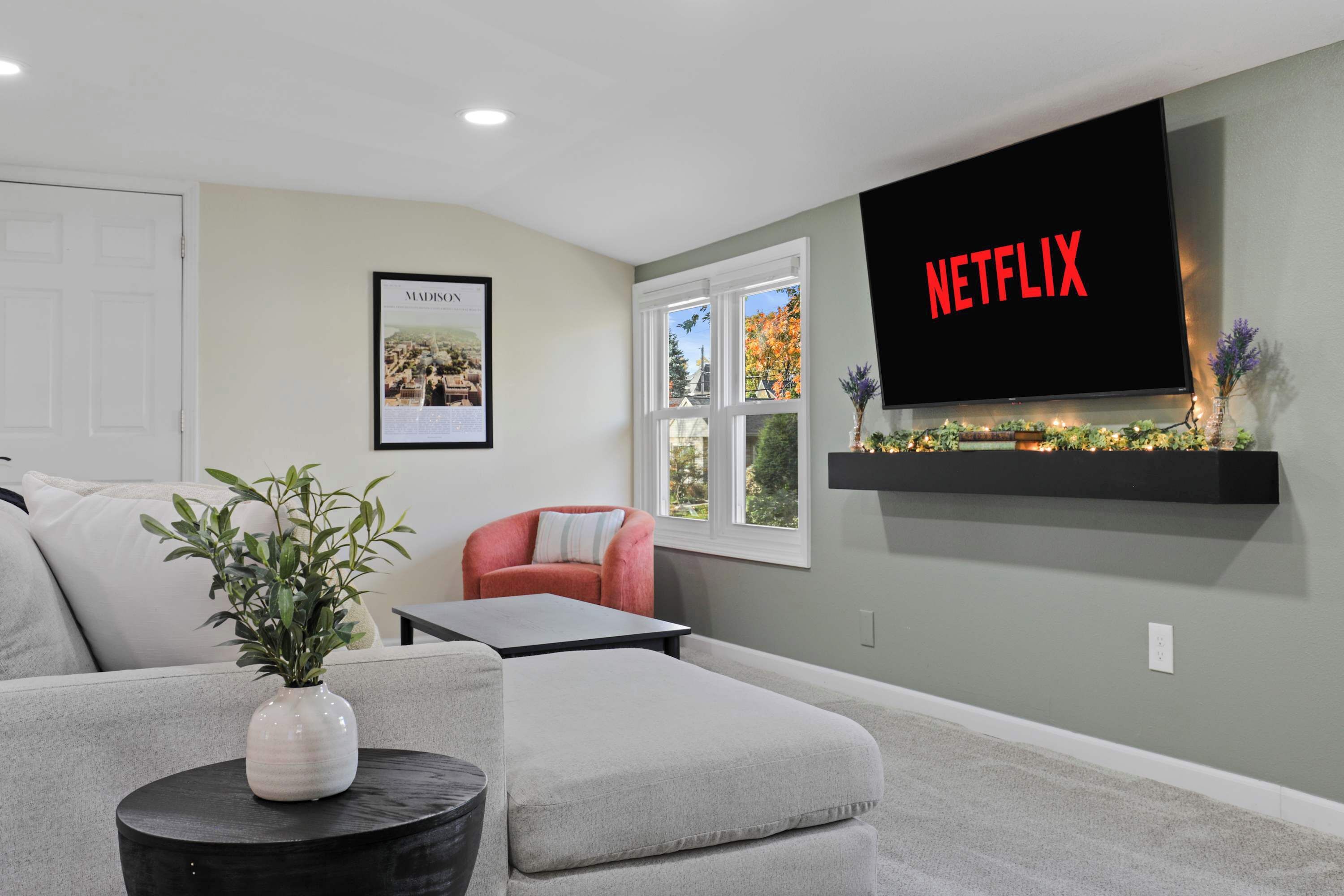 Télévision, livres, espaces bureaux