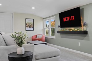 TV, books, offices - 30+ Nights | Pets Welcome | Travel Professionals (Madison)