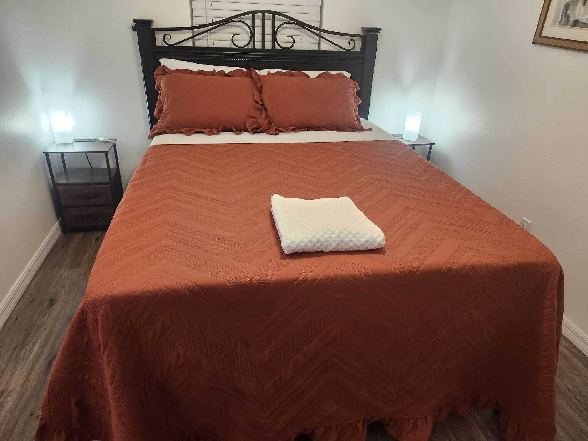 2 slaapkamers, een strijkplank/strijkijzer, gratis wifi, beddengoed