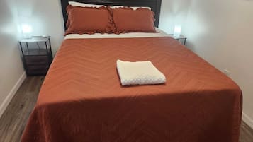 2 slaapkamers, een strijkplank/strijkijzer, gratis wifi, beddengoed