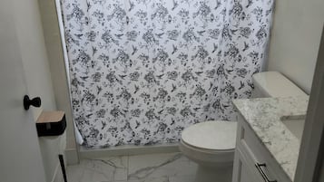 Douche, sĂšche-cheveux, serviettes fournies, savon