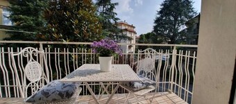 10 minutes from downtown and university hub 3-bedroom apartment