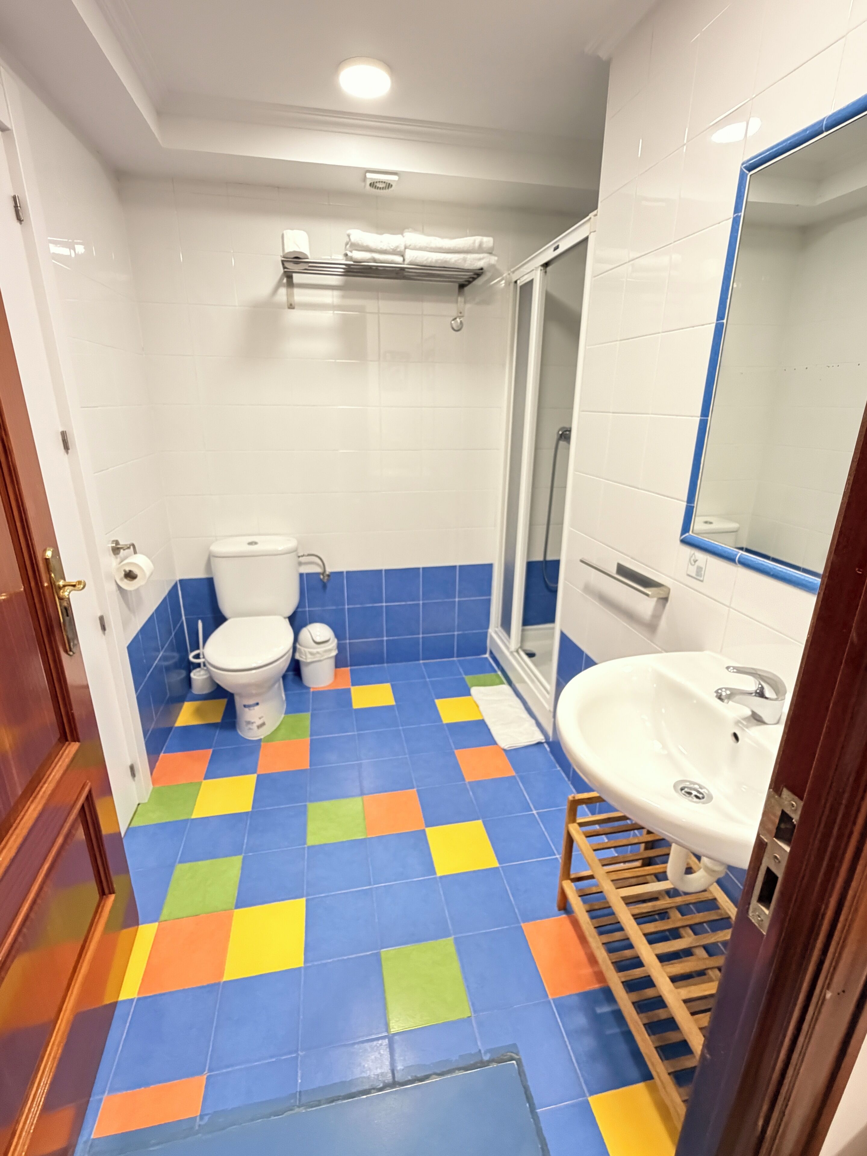 Quarto duplo, para não fumantes, banheiro privativo | Banheiro | Chuveiro, secador de cabelo, toalhas de banho, sabonete