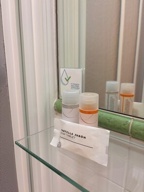 Ducha, secador de pelo, toallas, jabón