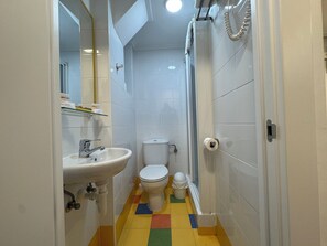 Double Room, Non Smoking, Private Bathroom | Bilik Mandi | Pancuran mandi, pengering rambut, tuala disediakan, sabun 