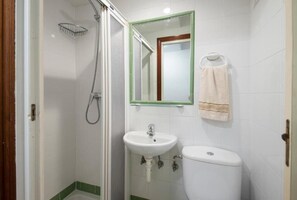 Doppelzimmer, Nichtraucher, eigenes Bad | Badezimmer | Dusche, Haartrockner, Handtücher, Seife