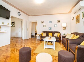 公寓 (Three Bedroom Apartment with Jacuzzi) | 客厅 | 32-英寸纯平电视（配备数码频道）