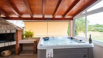 Apartment (Three Bedroom Apartment with Jacuzzi) | Pool