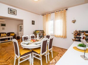 Appartement (Three Bedroom Apartment with Jacuzzi) | Salle de séjour | Télévision à écran plat de 32 pouces avec chaînes numériques