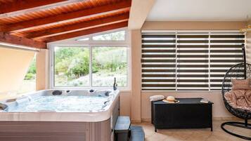 Apartment (Three Bedroom Apartment with Jacuzzi) | Pool