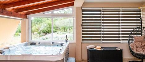 公寓 (Three Bedroom Apartment with Jacuzzi) | 泳池