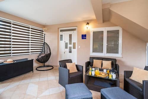Apartamento (Three Bedroom Apartment with Jacuzzi) | Sala de estar | Televisión de pantalla plana de 32 pulgadas con canales digitales