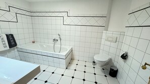 Umweltfreundliche Kosmetikartikel, Haartrockner, Handtücher, Seife