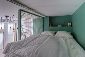 Iron/ironing board, Internet, bed sheets