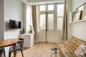 TV, offices - Serene Studio Apartment, 5 Mins to Sacré Coeur (Paris)