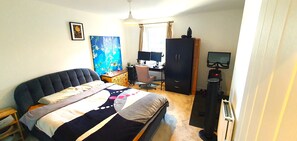 1 dormitori, planxa i posts de planxar, Internet i roba de llit