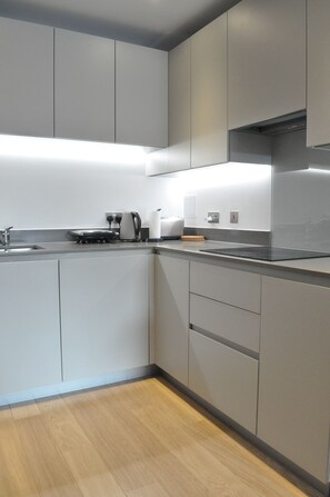 Geladeira, micro-ondas, fogão, cooktop