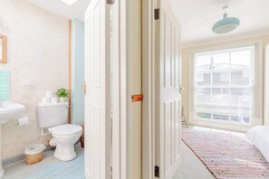 Shower, hair dryer, towels - Delightful 3BD Family Home w Garden, Finsbury Park (Greater London)