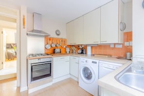 Coffee/tea maker, fridge, oven, stovetop - Delightful 3BD Family Home w Garden, Finsbury Park (Greater London)