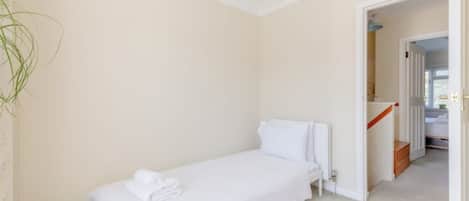 3 bedrooms, desk, iron/ironing board, WiFi