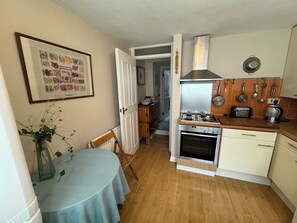 Frigorífico, horno, placa de cocina y lavavajillas