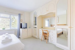 3 bedrooms, desk, iron/ironing board, WiFi - Delightful 3BD Family Home w Garden, Finsbury Park (Greater London)
