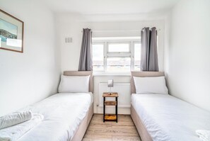 3 habitaciones, tabla de planchar con plancha, internet y ropa de cama