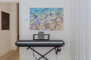 A piano with a Yamaha P-35 digital piano and a Yamaha Owner's Manual on a stand. - Superbly Located 1BD Flat, Heart of Fitzrovia (Greater London)