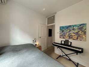 1 habitación, tabla de planchar con plancha y acceso a internet 