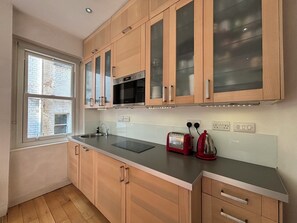 Kühlschrank, Mikrowelle, Herdplatte, Geschirrspüler