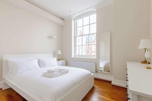 1 dormitorio, tabla de planchar con plancha, wifi y ropa de cama