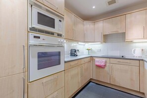 冷蔵庫、電子レンジ、オーブン、コンロ