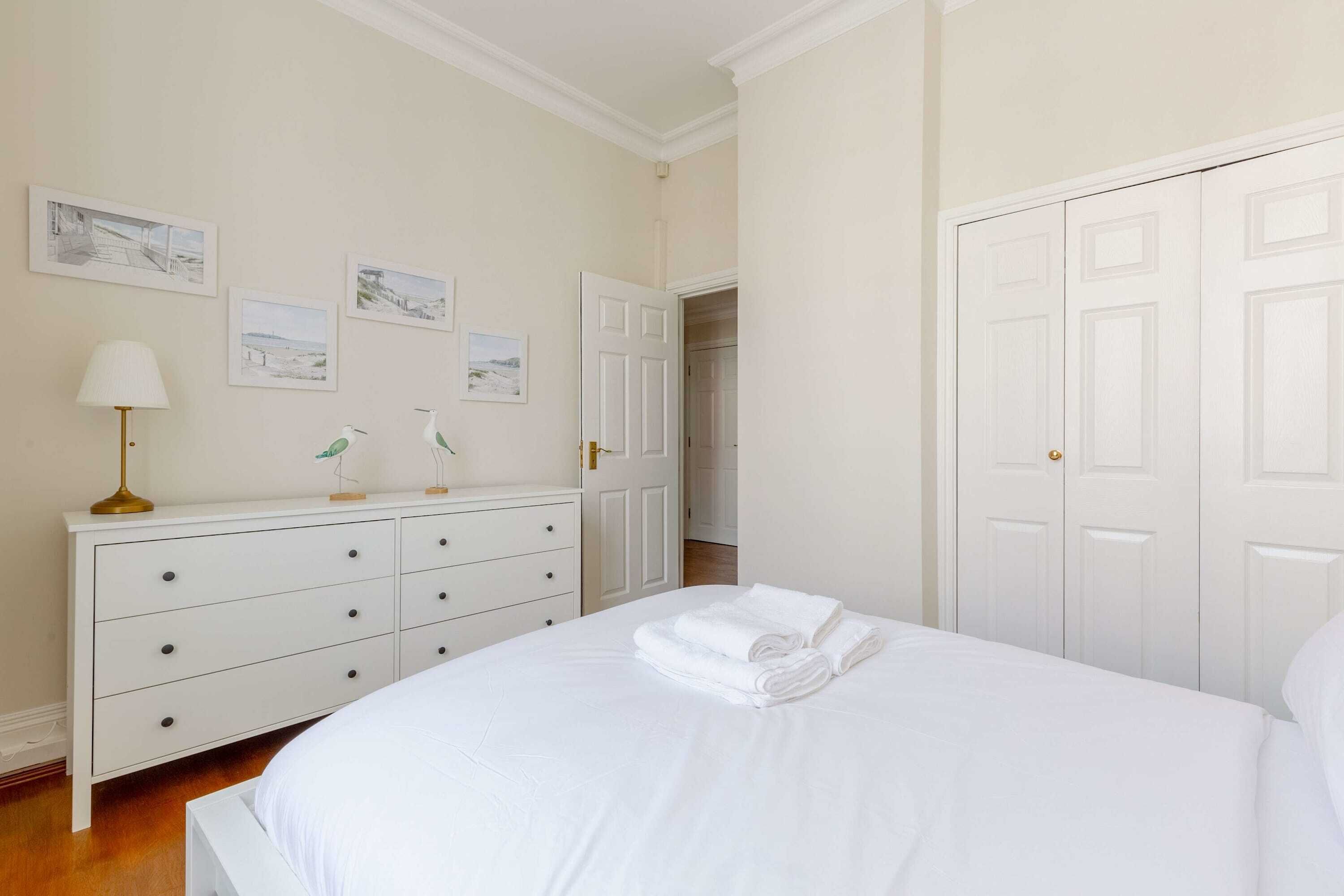 1 habitación, tabla de planchar con plancha, wifi y ropa de cama 