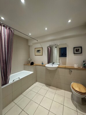 Shower - Spacious 1BD Flat - Shoreditch/Bethnal Green! (London)