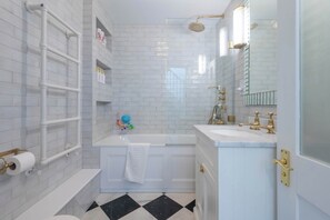 Shower, towels - Charming 3-Bedroom House in Richmond (Greater London)