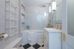 Bathroom - Charming 3-Bedroom House in Richmond (Greater London)
