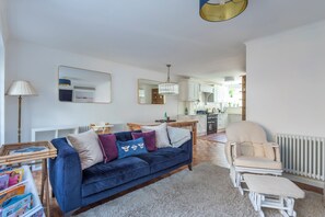 Living area - Charming 3-Bedroom House in Richmond (Greater London)