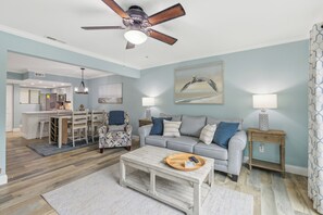 Condo, Berbilang Katil, Balcony, Garden View (Forest Beach Villa) | Ruang tamu | 42 inci televisyen skrin rata dengan digital 