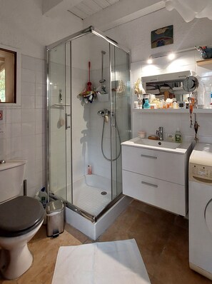 Douche, sĂšche-cheveux, serviettes fournies, savon