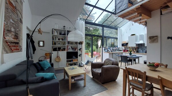 TV, books - Maison de Campagne Individuelle, Calme, 2 Personnes, sur Espace Arboré en Drôme (VINSOBRES)