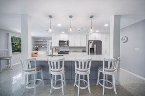 Een koelkast, een magnetron, een oven, een kookplaat