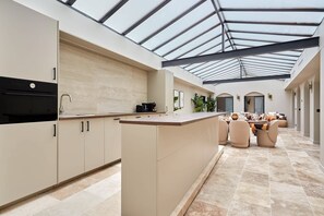 Een koelkast, een microgolfoven, een oven, een kookplaat