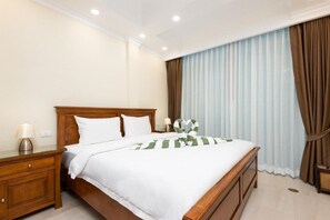 In-room safe, desk, laptop workspace, iron/ironing board - Pratamnak Residence (Pattaya)