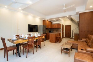 In-room safe, desk, laptop workspace, iron/ironing board - Pratamnak Residence (Pattaya)