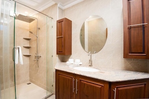 Jetted bath, rainfall showerhead, free toiletries, hair dryer - Pratamnak Residence (Pattaya)