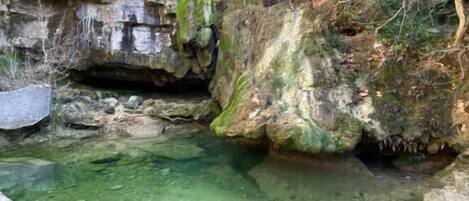 Una piscina rocosa natural rodeada de acantilados.