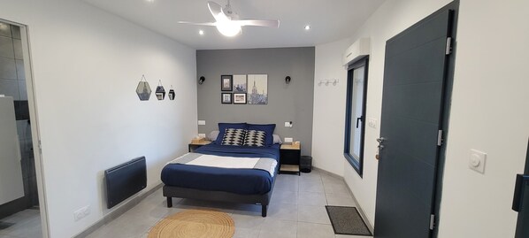 トラディショナル ルーム | 高級寝具、防音設備、WiFi (無料)、ベッドシーツ