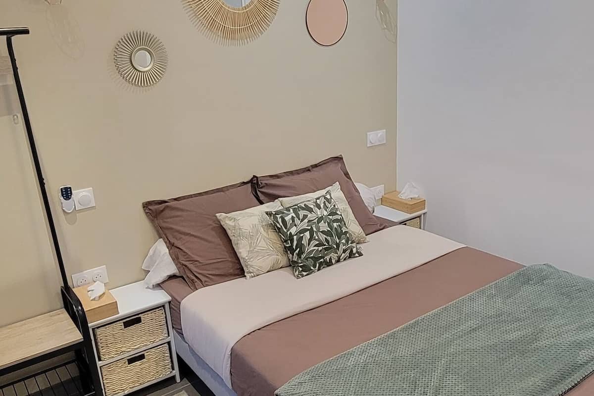 1 bedroom, premium bedding, soundproofing, free WiFi